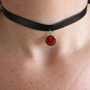collier simili cuir symbole libertin 1